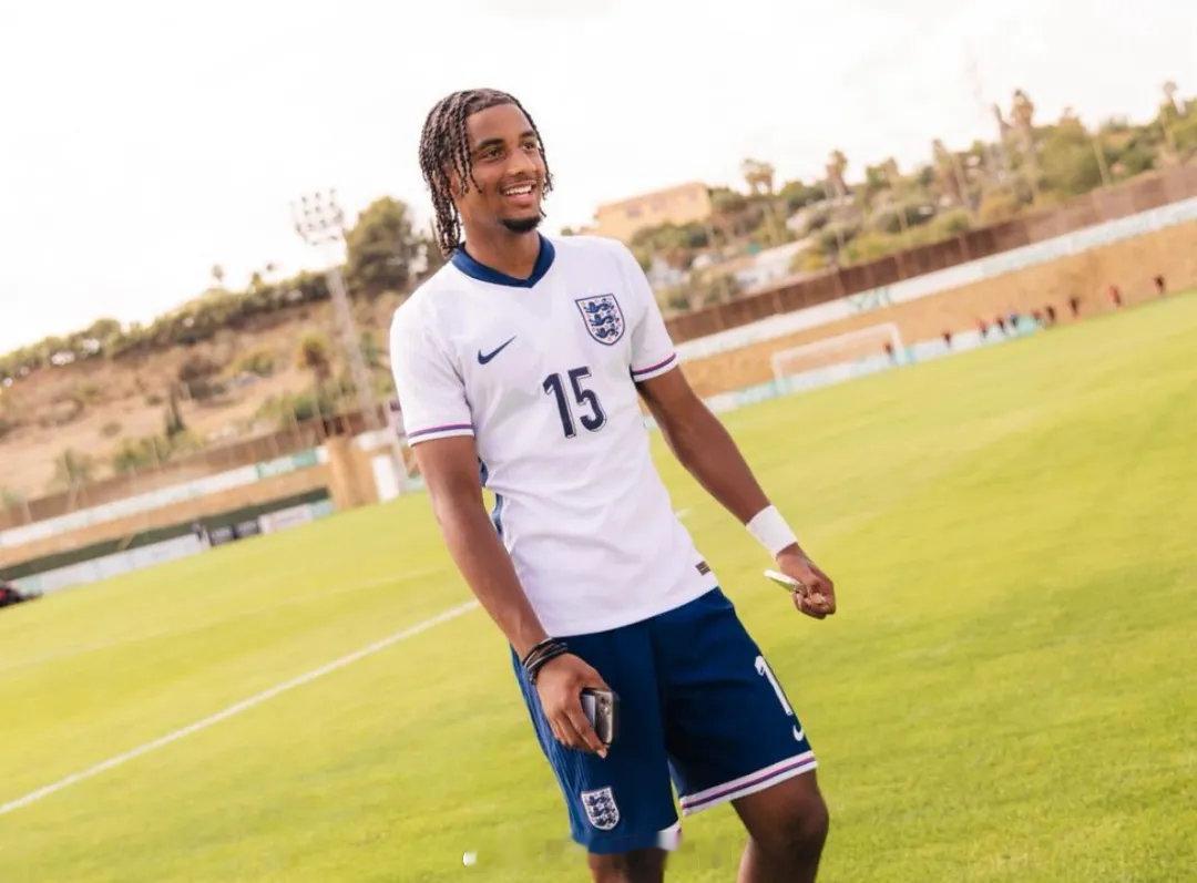 官方：阿森纳就收购贾登-迪克逊达成了协议，双方签下一份4年合同。据悉转会费为32