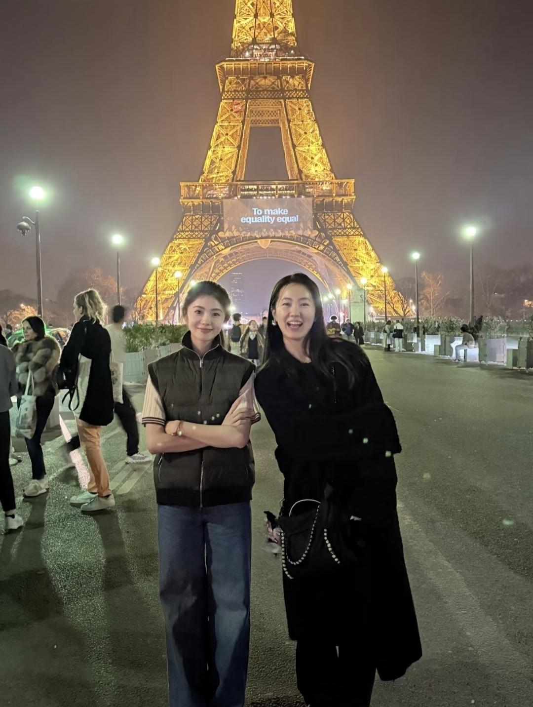 这么普通的衣服怎么让刘浩存穿出来就如此美丽，短袖配羽绒马甲，清凉又保暖！邻