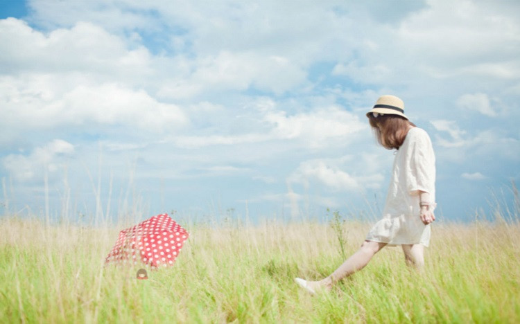 正常的女人，对手机没那么在意，即便伴侣看一下，都不会有任何遮掩。但是，对于背叛