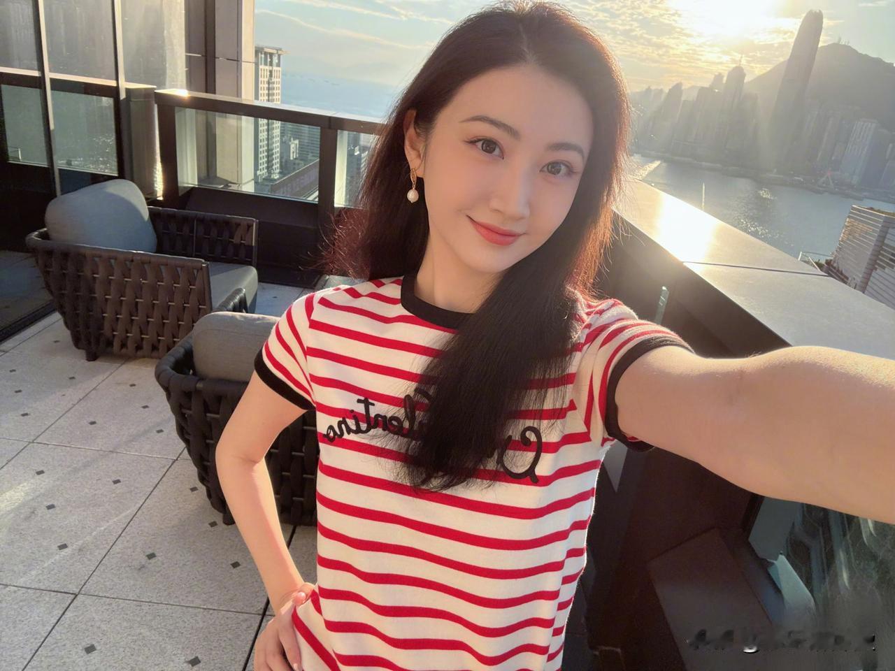 近日，景甜前男友张继科被曝已结婚生子，今日，景甜便按捺不住在个人社交账号发自拍照