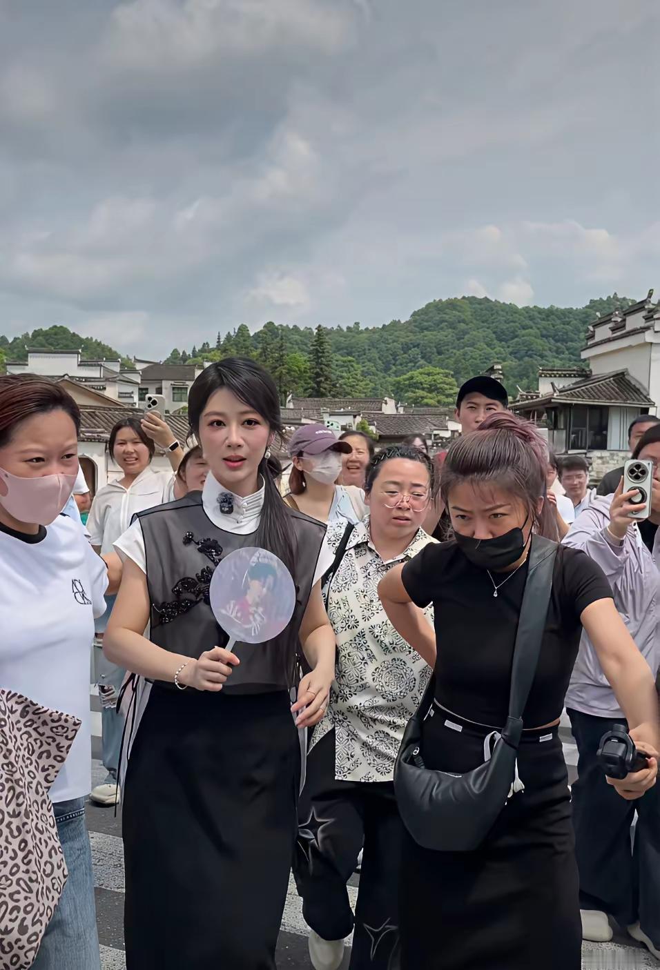 网友在黄山偶遇杨紫，惊呼真人白到发光像仙。大家总是对杨紫整容这事评头论足，说演