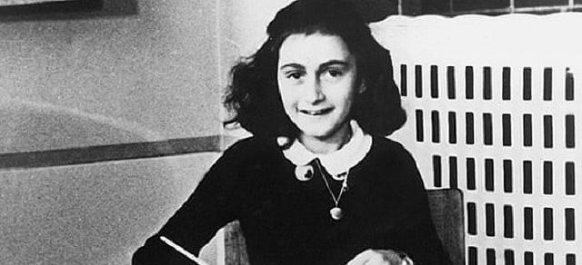 1942年，犹太人安妮一家为了躲避纳粹党的搜捕，8口人藏进50平的密室。2年后，