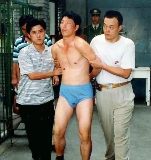 1997年，“悍匪”白宝山被抓捕后，一张非常“狼狈”的照片，镜头中的他穿了一件蓝