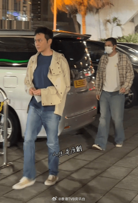 星岛：张智霖19岁儿子罕见露面形象大变，细节疑似暴露魔童有社恐？虎父无犬子，走路