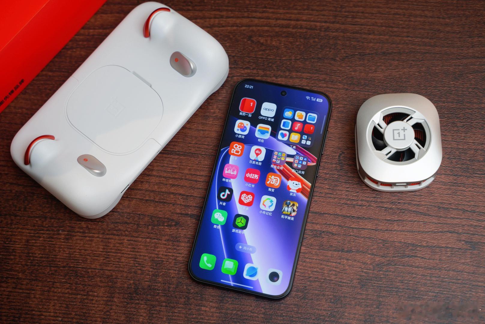 一加Ace6至尊版真机上手～「王牌觉醒」配色机身背面的ACE光标根据角度变换会有