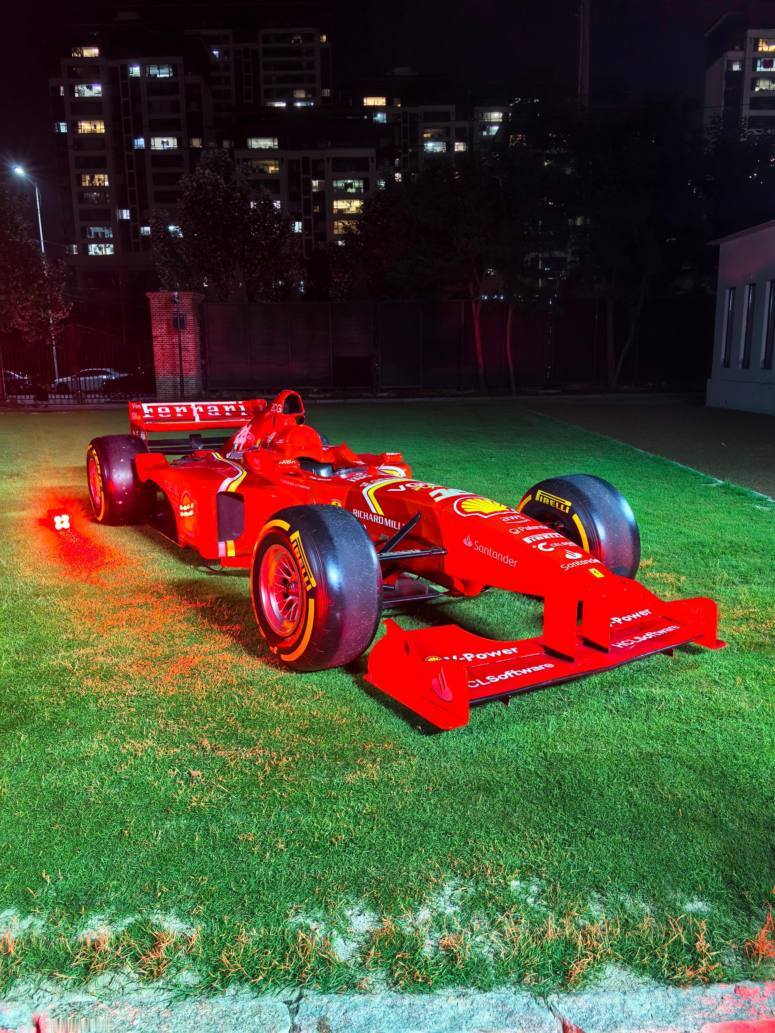 我什么时候才能开上一次F1赛车啊……​​​