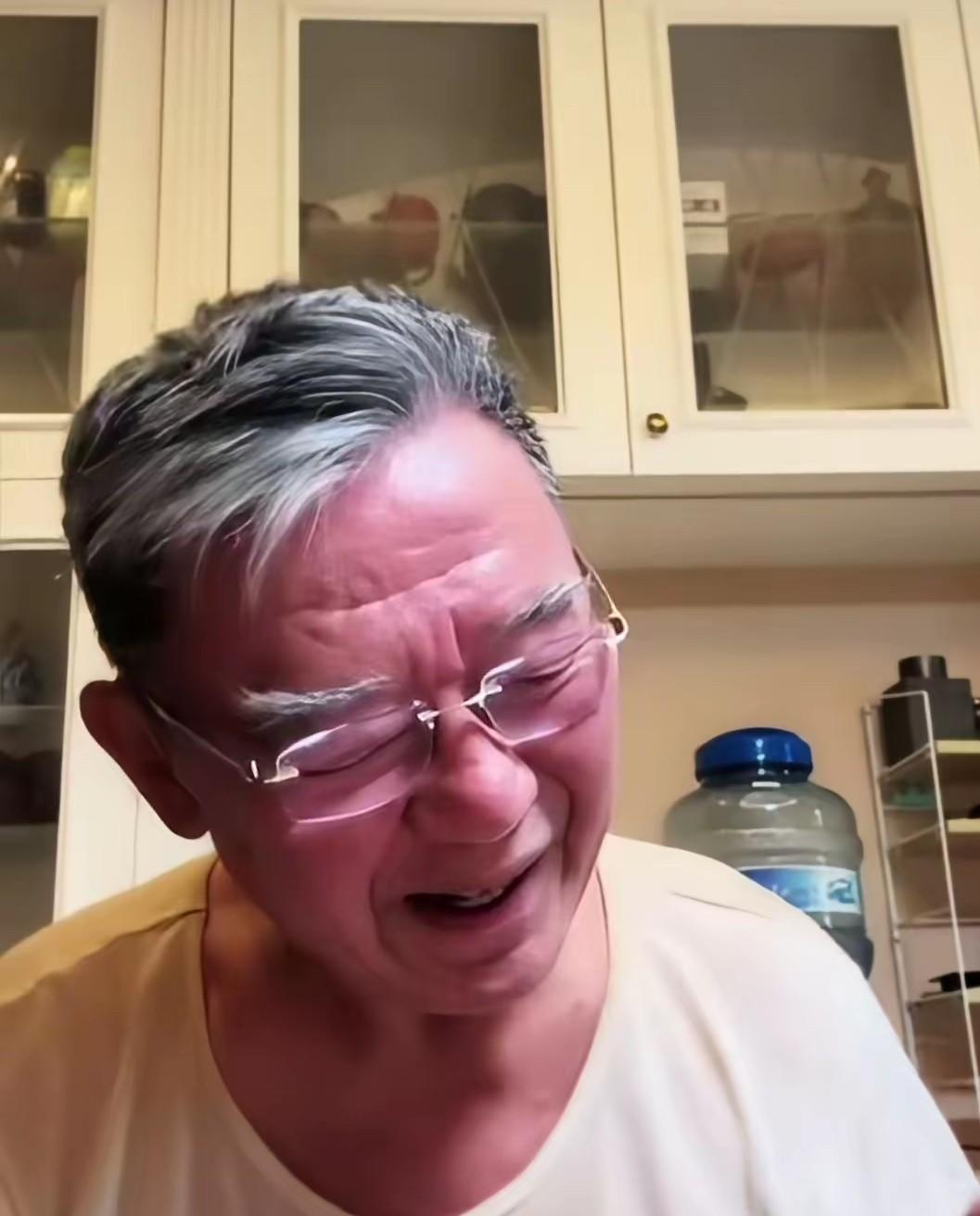 一大早看见老演员李立群因为昨晚的直播言论又被骂上了热榜……昨天是大日子！李立