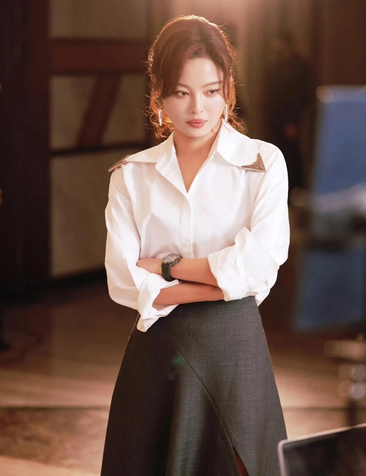 辛芷蕾这气质也太绝了！白衬衫搭灰色开叉裙，简约基础款硬是穿出了顶配高级感，领口小