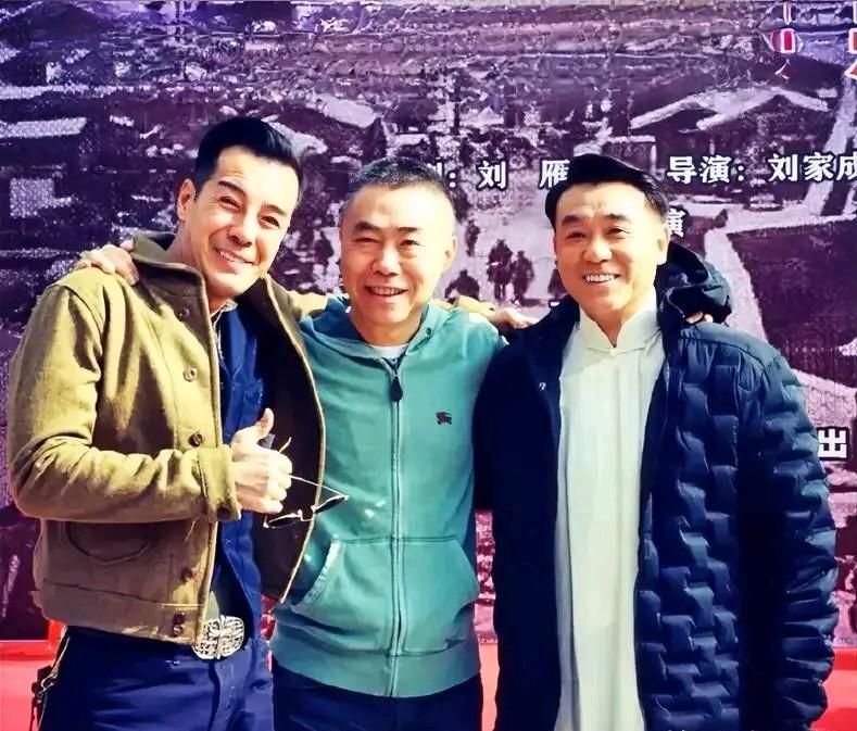 左边是海一天，右边是何冰，中间这位你认识吗？他也是演员吗？