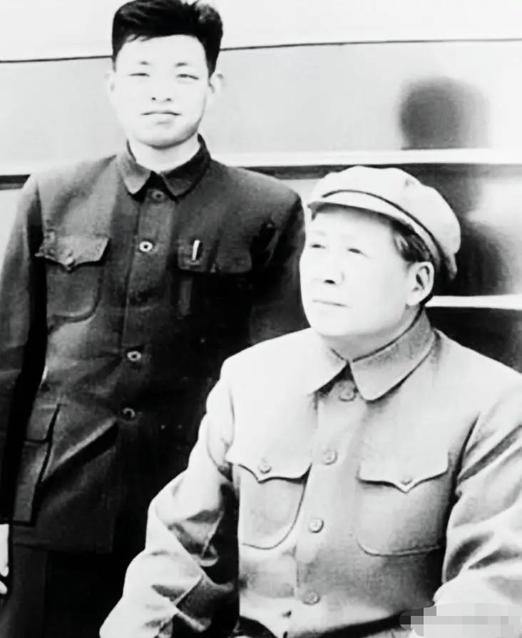 这天，毛主席正在洗澡，警卫员小封在给毛主席搓背正搓着，突然没忍住，放了一个又臭又