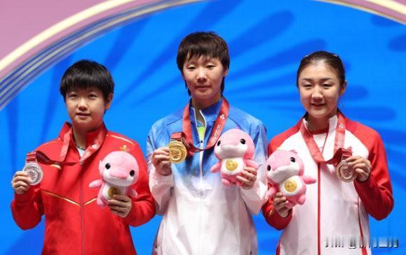 昨天下午，我看着手机里两位乒乓球女将的照片，突然心血来潮，问我老公：“要是找老婆