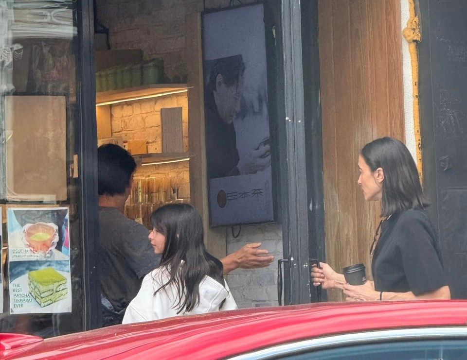 吴彦祖与模特Lisa定居美国，家庭和睦，常外出。7月24日，三人现身纽约法拉盛购