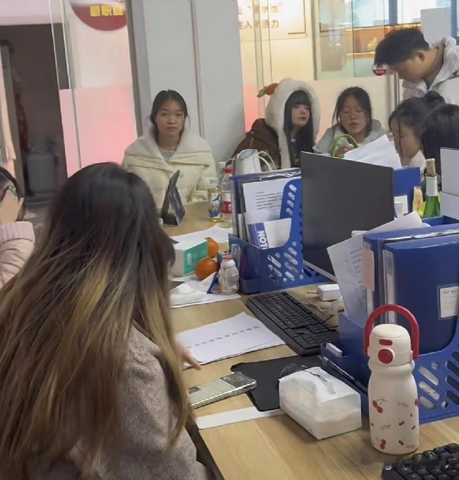 跟面了一个车间计划员，在前期沟通中得知对方是个单亲妈妈，没想到面试官居然问出了这