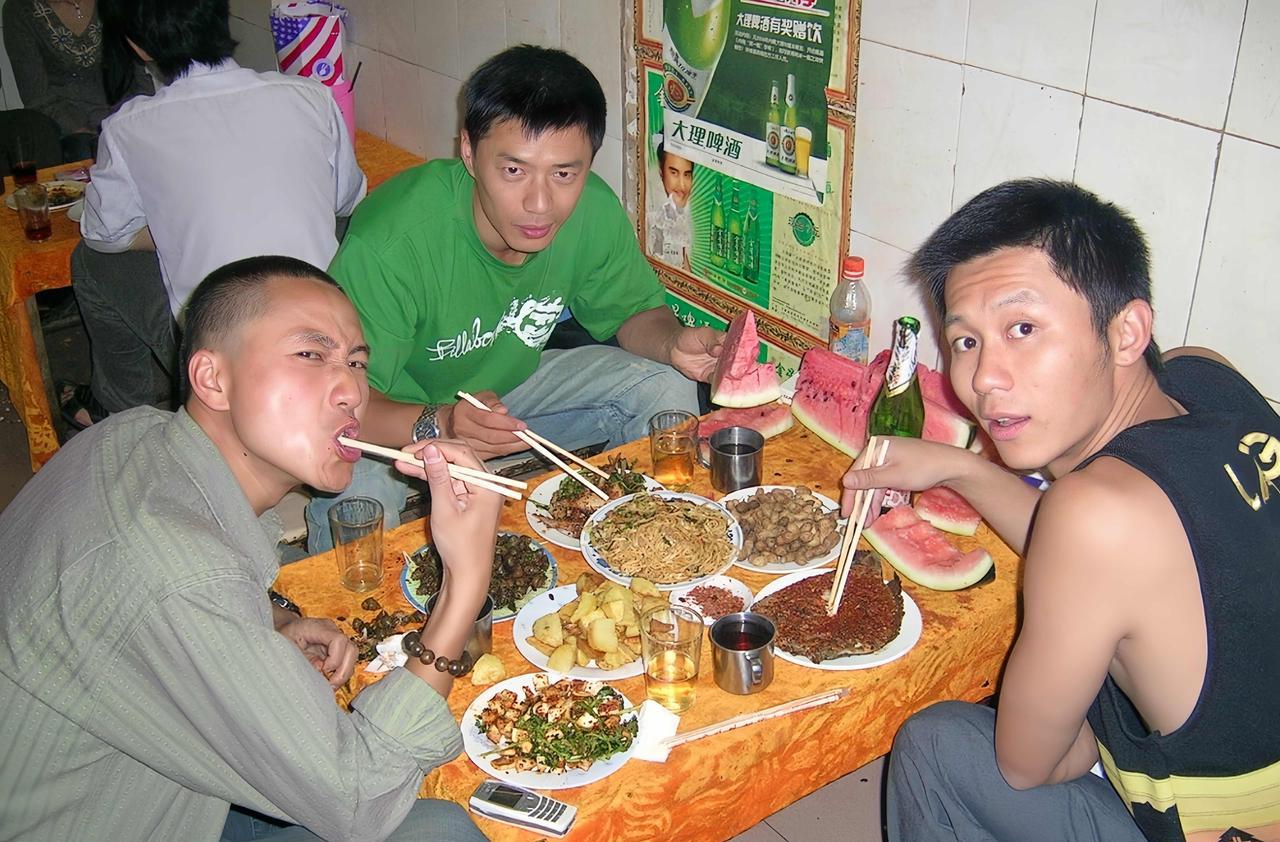 段奕宏、李晨昔日合影，那是在云南昆明拍摄《士兵突击》的时候，几个人经常一起去小馆