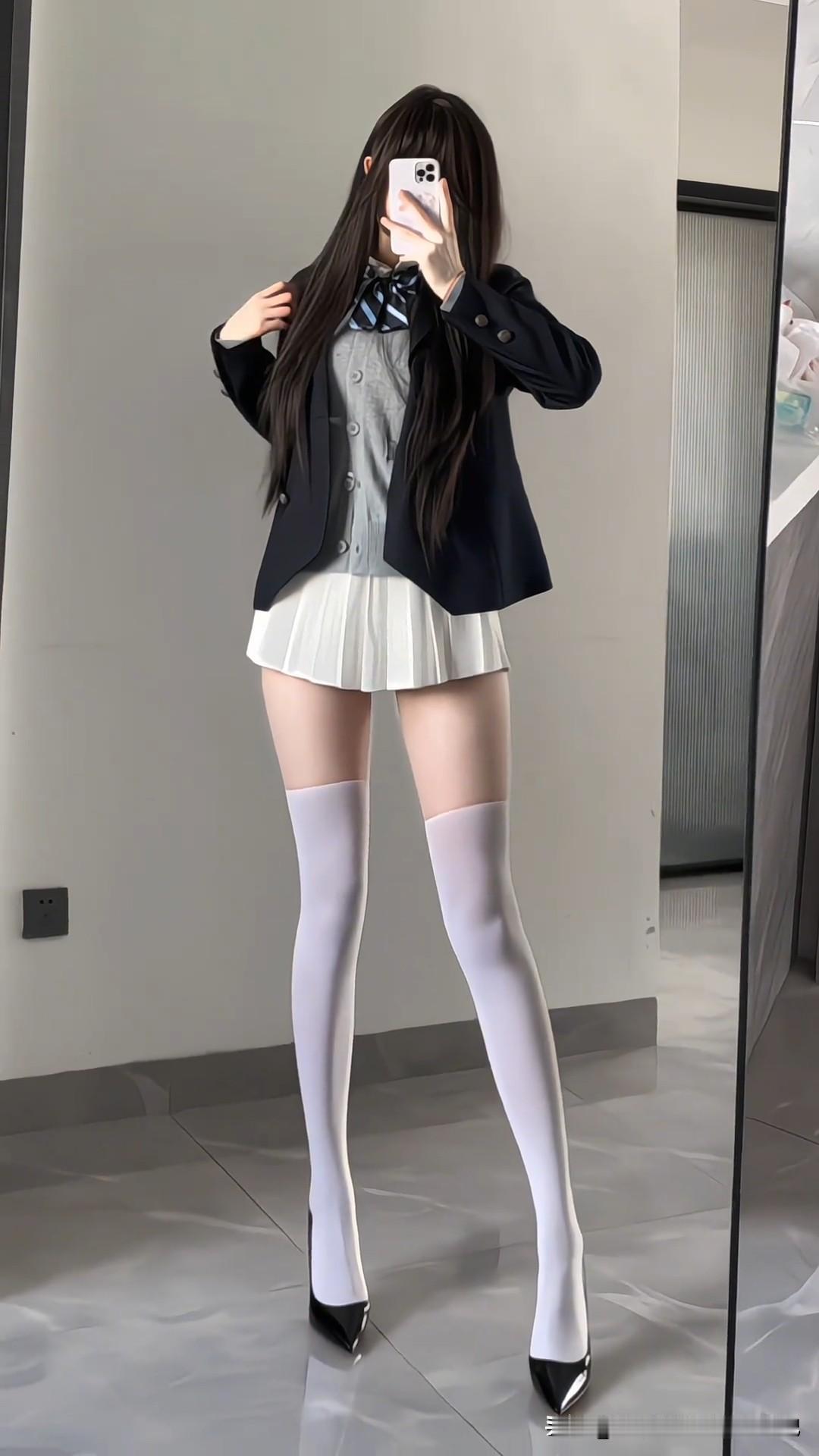 今日份学院风穿搭分享✨藏青西装自带温柔的学院感，搭配白百褶裙清爽又减龄浅灰开