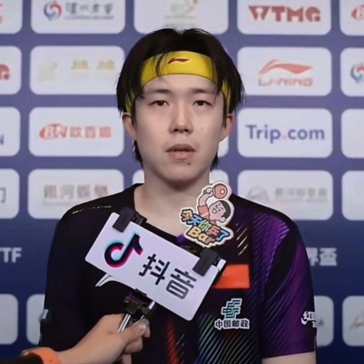 抖音这个女记者要火，采访王楚钦忘了边界感，边笑边说楚钦是“独苗”，没想到王楚钦不