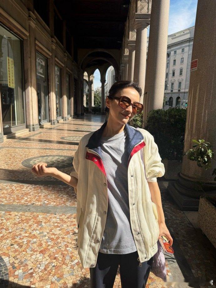 吴昕米兰素颜街拍素颜敢这么怼街拍的也就吴昕了！皮肤状态和松弛感双双在线，没有滤