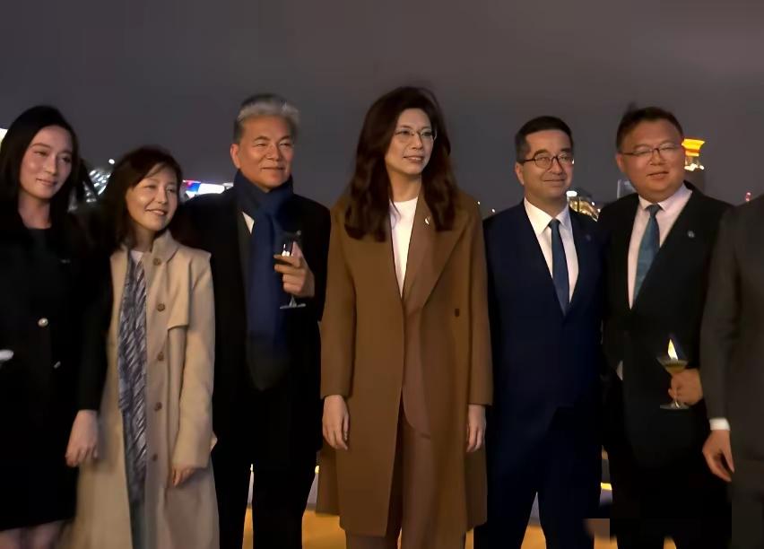 郑丽文主席夜游黄浦江！今天，4月8日，郑丽文从南京参加一系列活动后，又返回了上