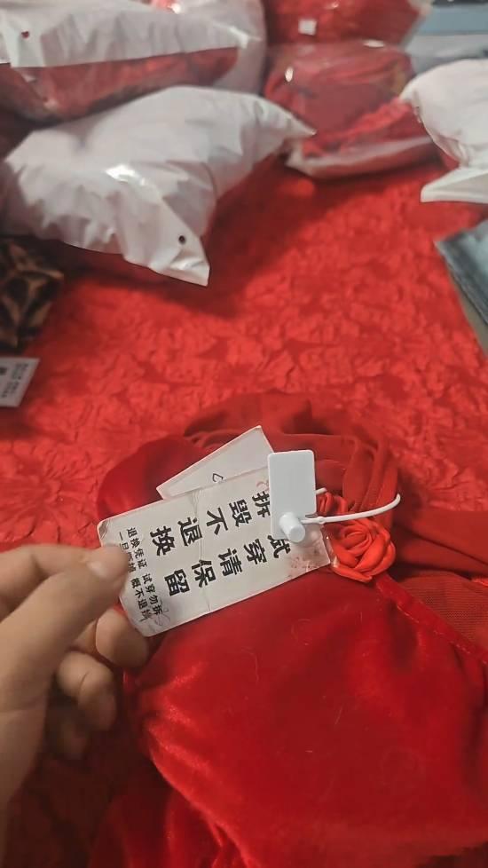 顾客用胶带粘吊牌退回穿脏表演服网友直呼离谱据媒体报道，一位服装店老板刘先生发布