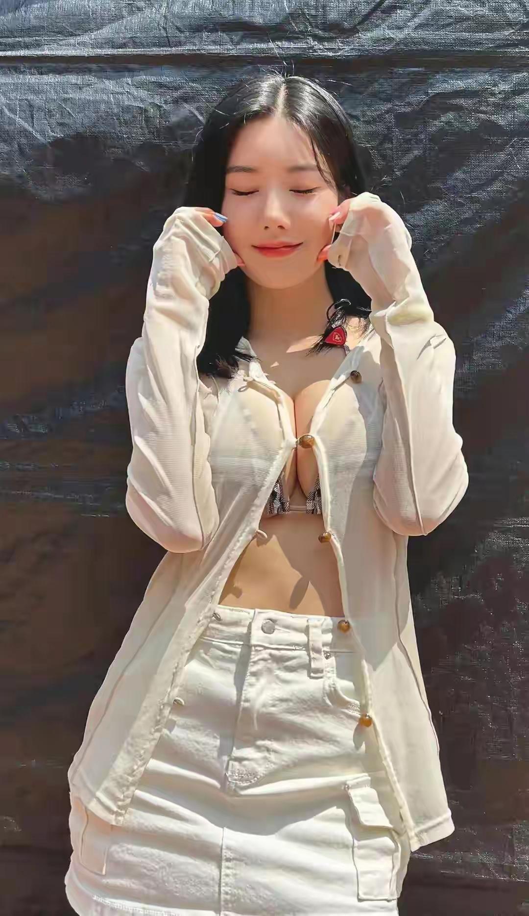 现在的明星真的是越来越敢穿了穿成这样就出来了泳装更显身材！下次记得穿[捂