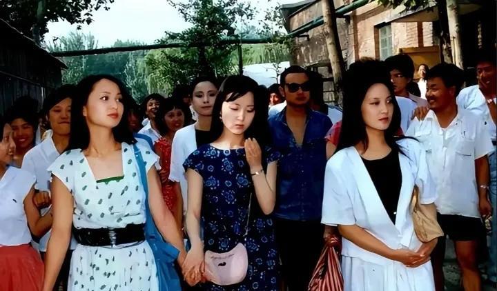 当年邓婕、陈晓旭等红楼梦剧组演员们的一张留影，那时候的一切都是那么的美好
