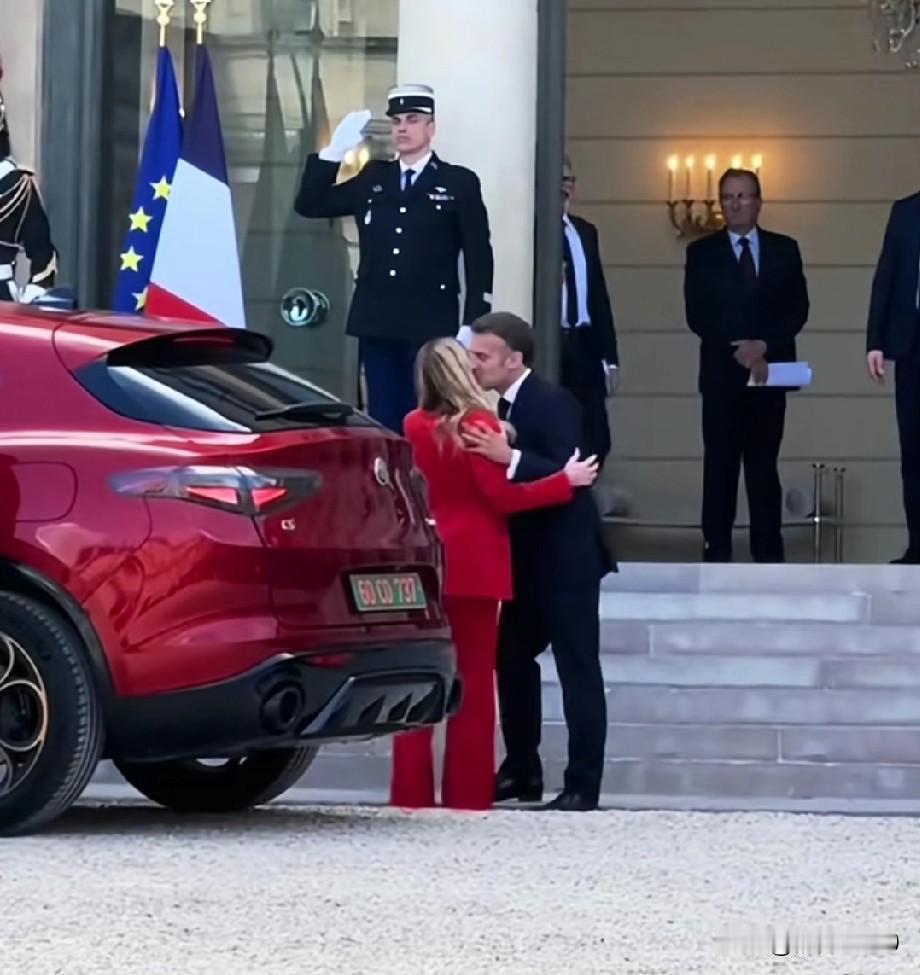 意大利总理梅洛尼访问法国，竟开着一辆家用SUV就去了。这车看上去可不太像一国总理