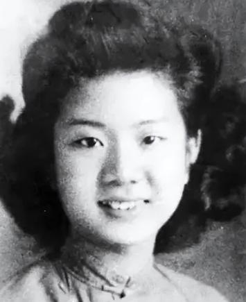 1949年，军统特务毛森，抓到了一个交际花小姐，在审犯期间，毛森扒下她的衣服，说