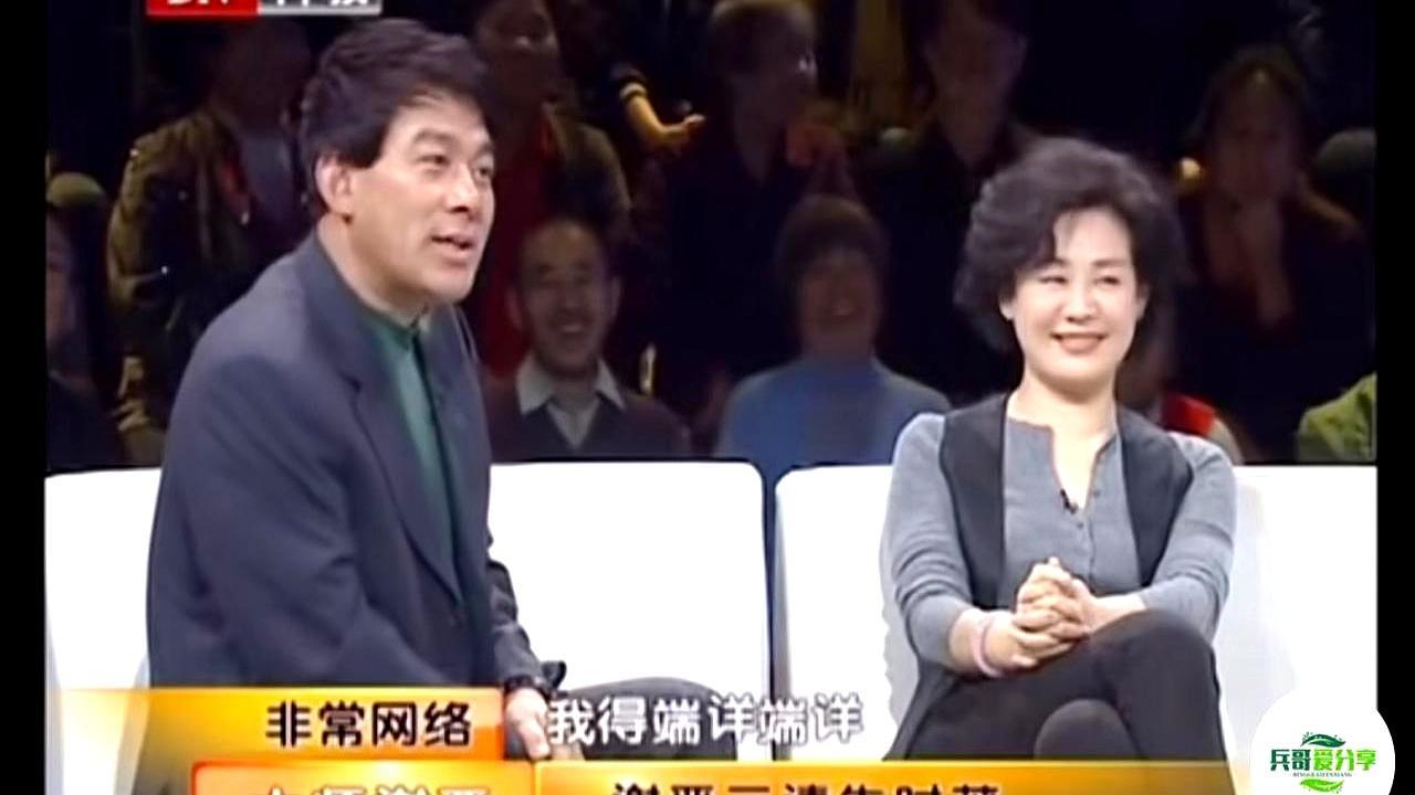 71岁的朱时茂紧紧攥着丛珊的手，在镜头前补拍那张迟到44年的结婚照，这一幕瞬间让