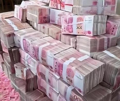什么叫洗钱？举个例子，有人靠诈骗拿到一大笔现金，这笔钱直接存银行，系统一筛查，很