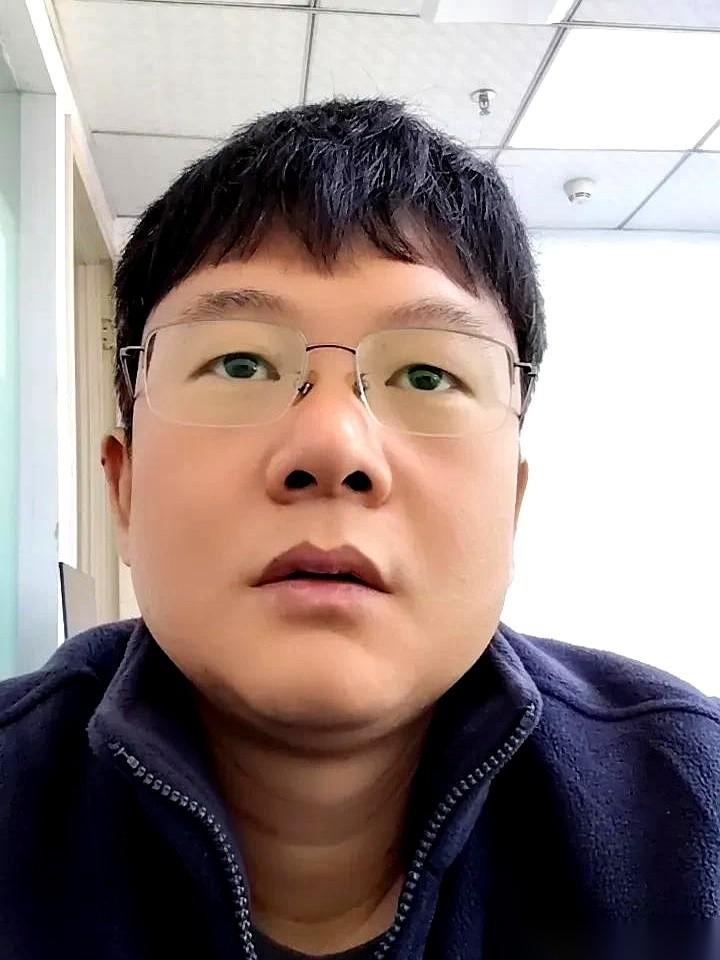 老板找我谈话，挺客气的，说我40了，能拿这份钱，已经算撞大运了。我没吱声。心