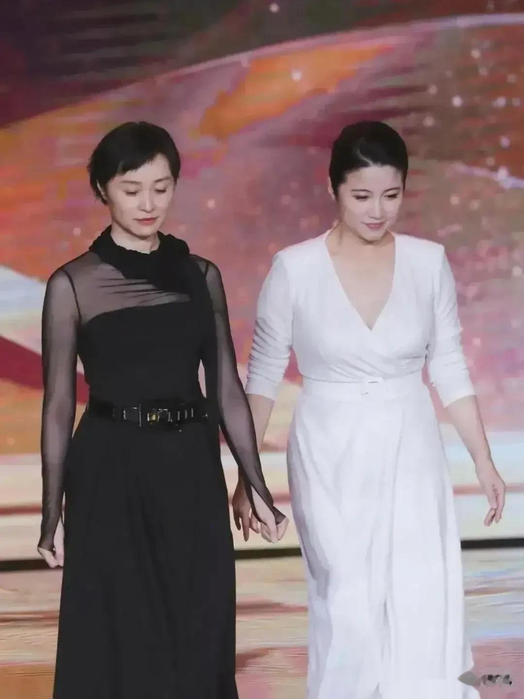 两人都已经50多岁了，还仍旧风韵犹存。一个清新脱俗，一个端庄优雅如果两人当中