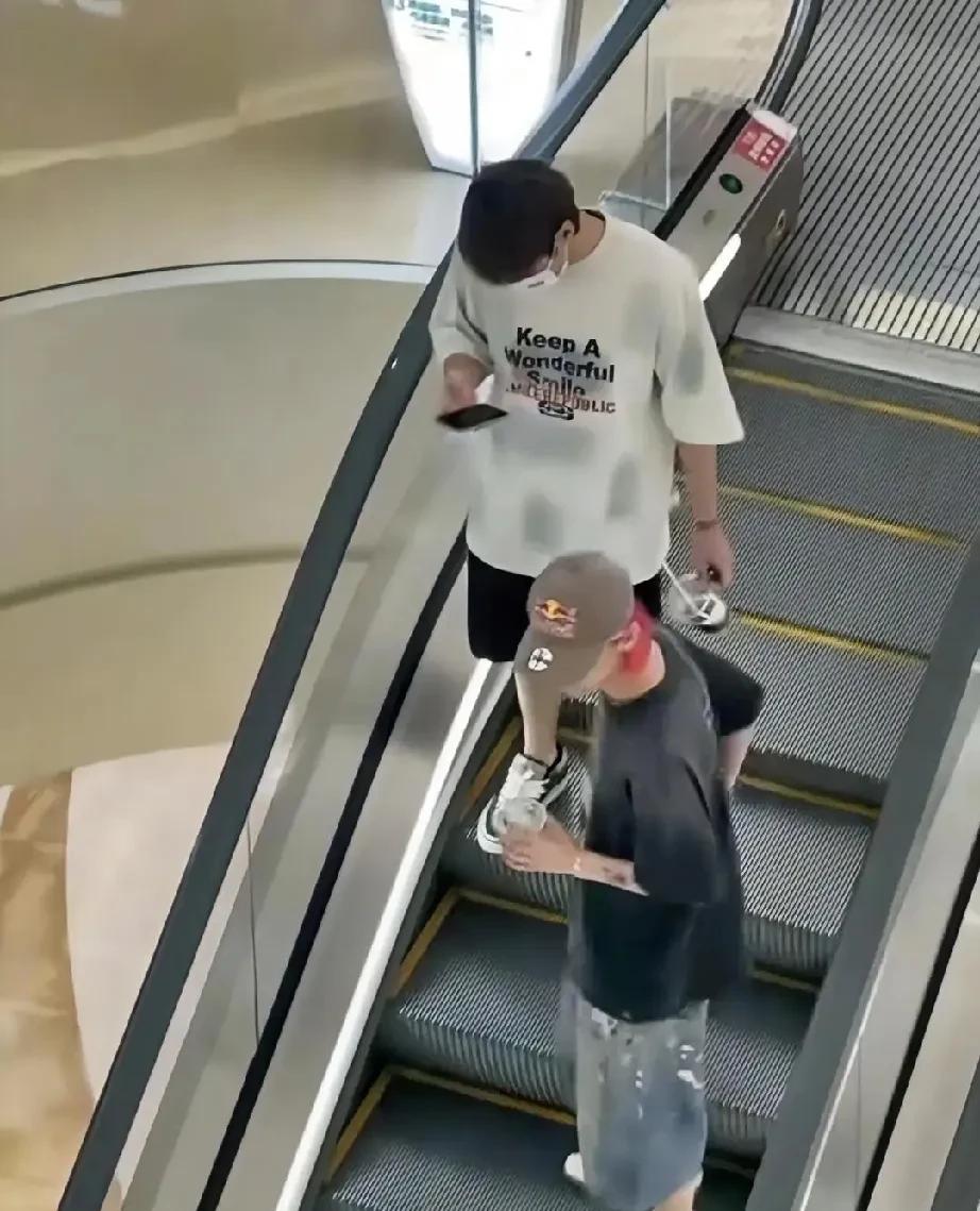 真想不到鹿晗逛街竟然没被粉丝围堵鹿晗和阿贝贝逛万象城被网友偶遇了，鹿晗戴着鸭舌