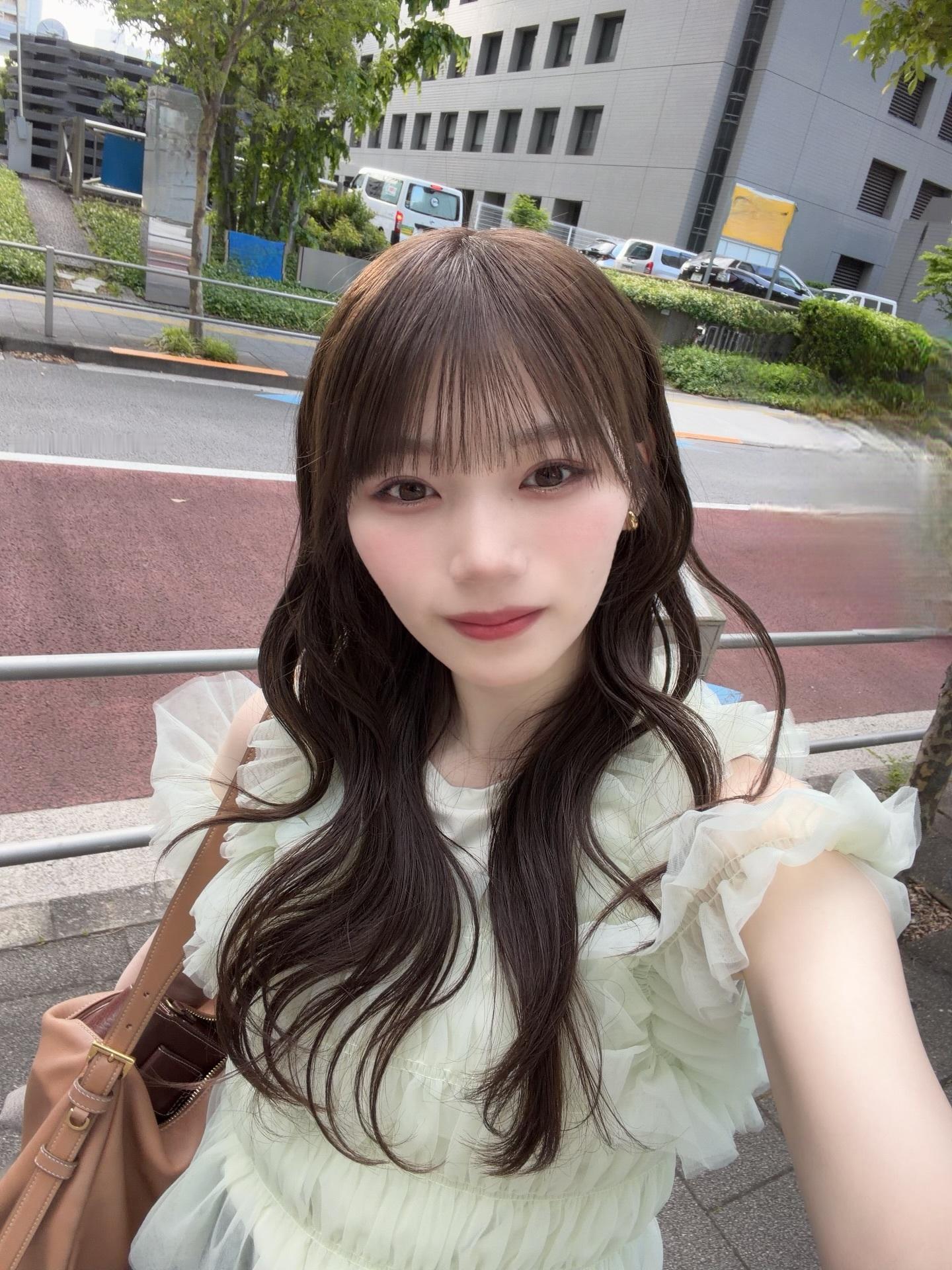 岡本姫奈「カメラ私より先に友達が上手になった📸」　hinadanigram