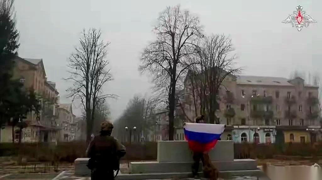 防线崩了。不是形容词，是真的，成段成段的防线就那么蒸发了。后方开始满大街拉壮丁