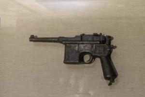 1940年，一位驻守在重庆的军人，肩扛的武器引人注目！他的肩上扛着的武器看似是步