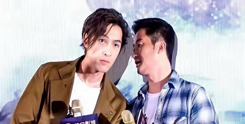 “我就是个挺失败的父亲。”43岁的胡歌，亲口承认了。出门拍戏，想让两岁女儿亲一