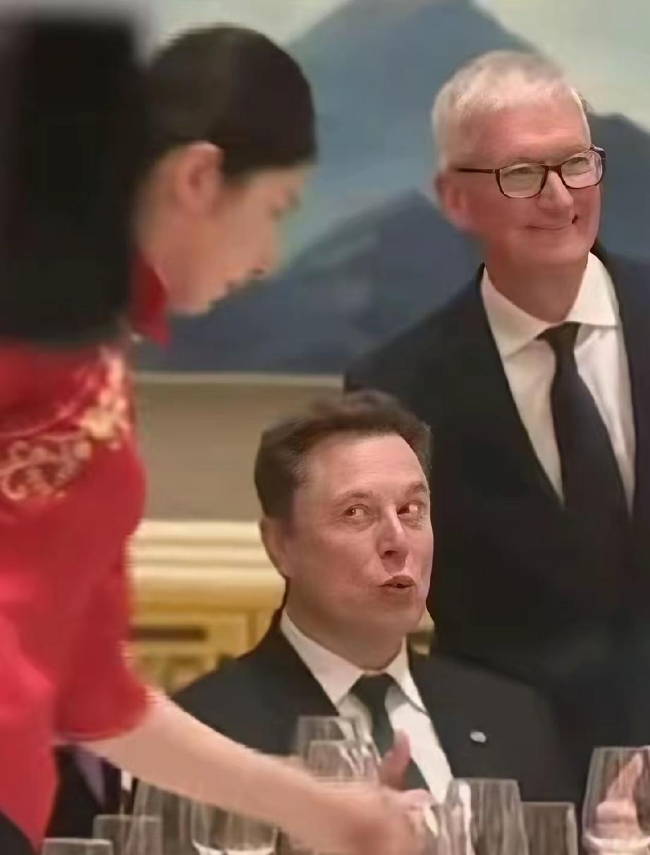 北京国宴现场，马斯克被穿红旗袍的小姐姐狠狠“拿捏”了！眼睛瞪得像铜铃，偷瞄得那叫