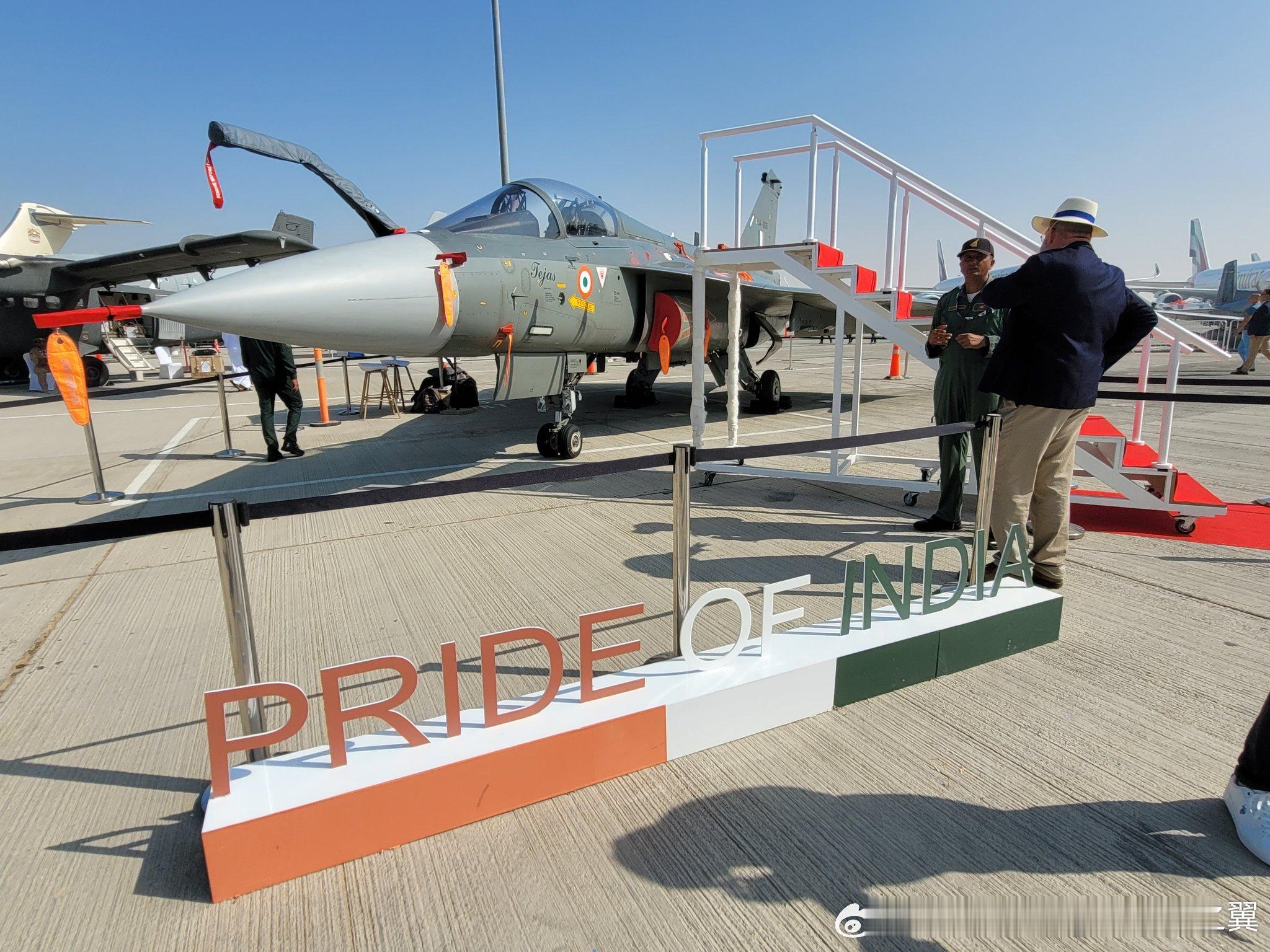 印度光辉战斗机仍在滴油，尾喷管和机身交界处的上半部分整流片哪里去了？