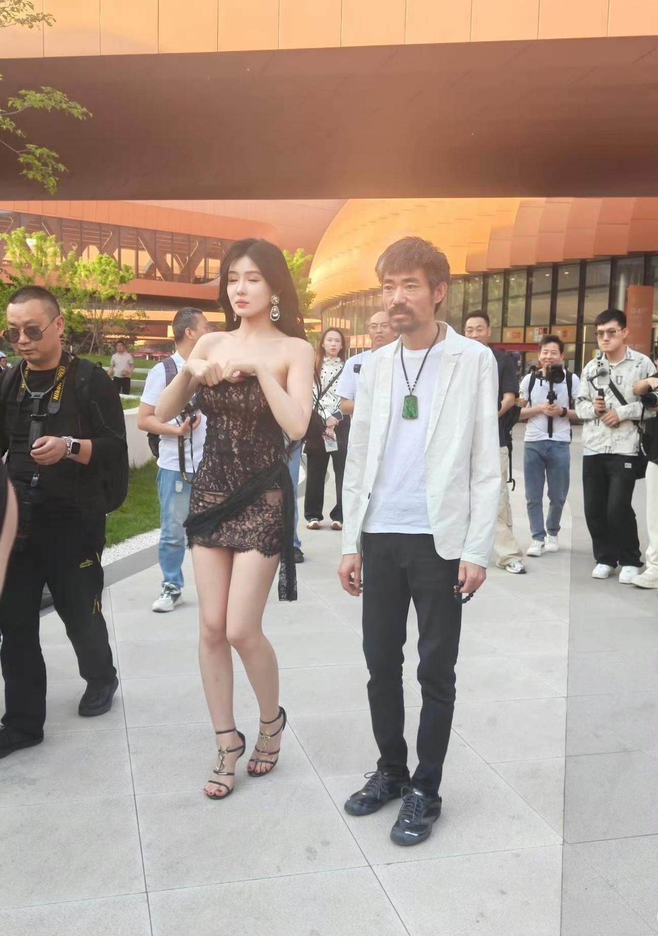 他到底是谁啊