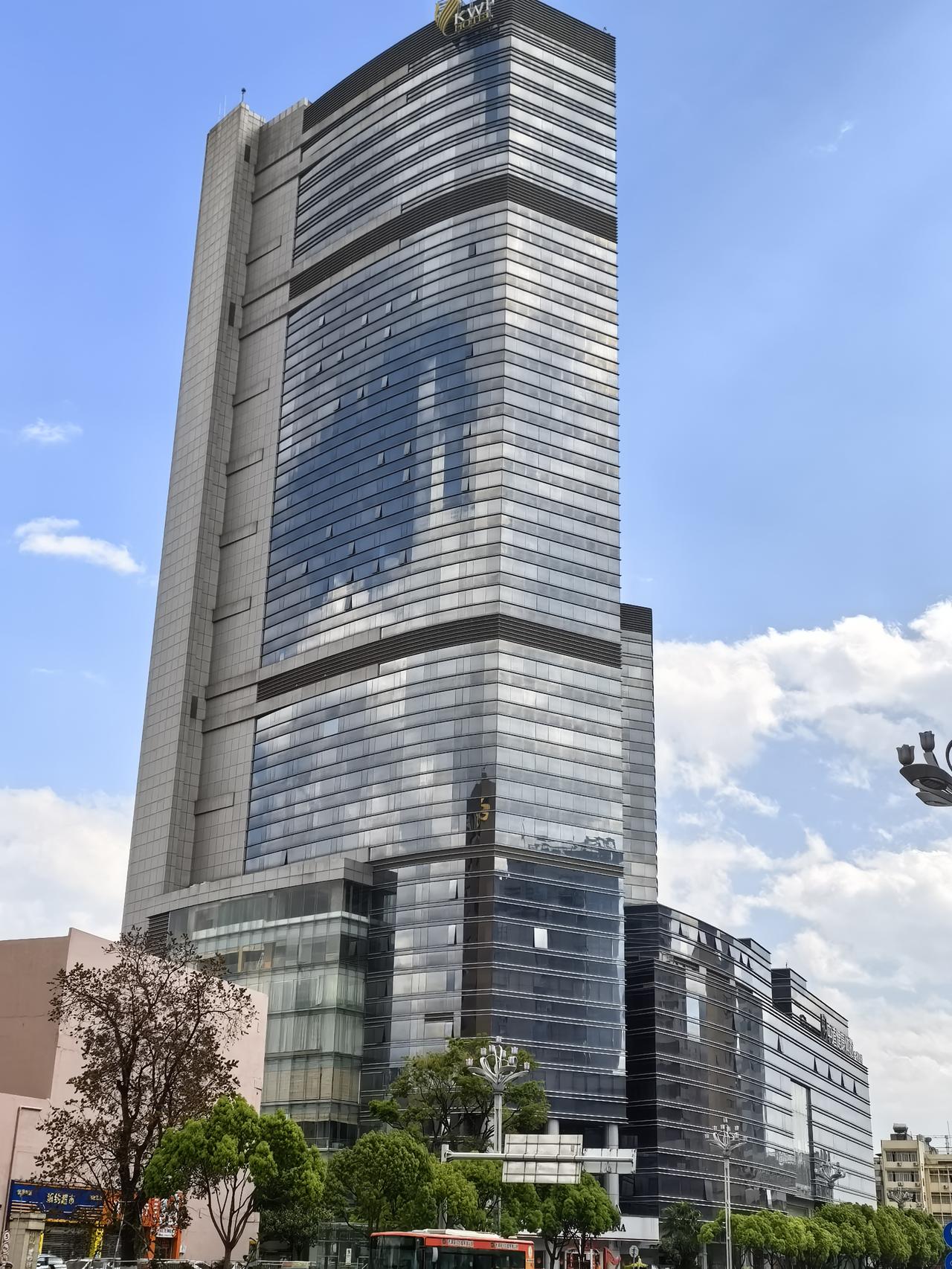 建于27年前的昆明佳华广场酒店，就算是放在今天也不过时。昆明佳华广场酒店于19