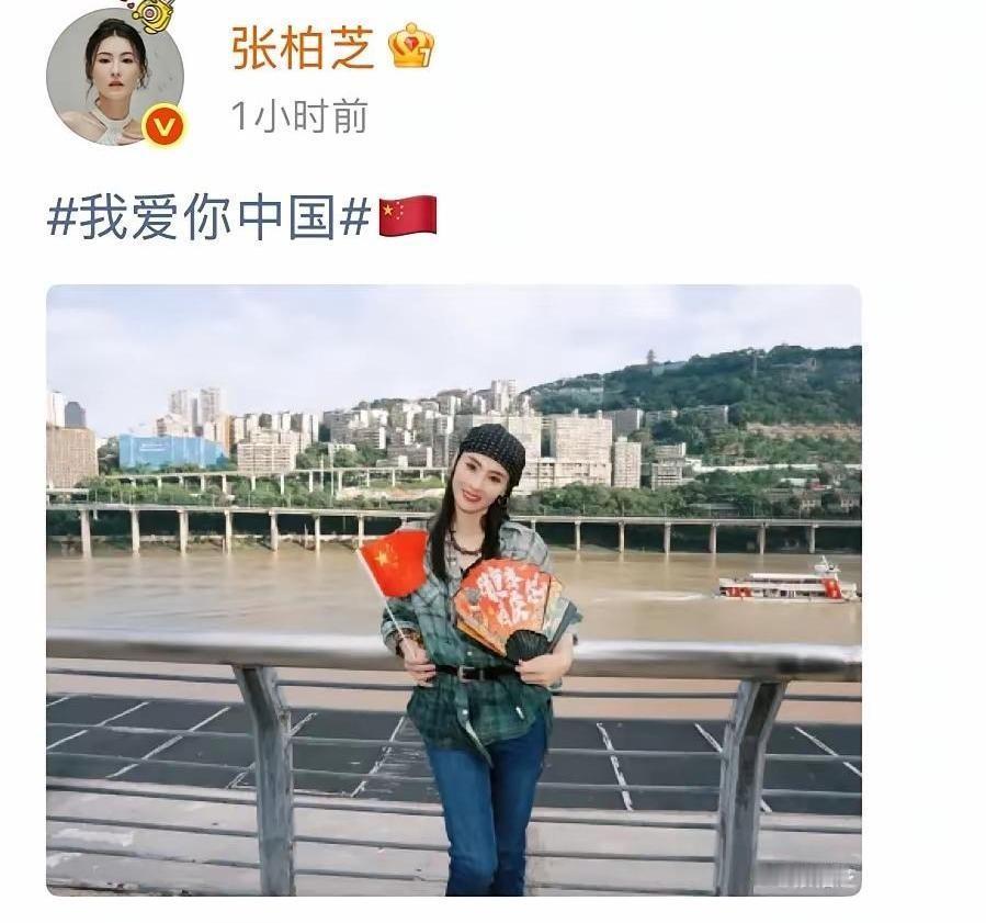 她没喊口号，但每一步都踩在了政策的脉搏上。国庆当天，她在重庆直播间顺手拿把折扇