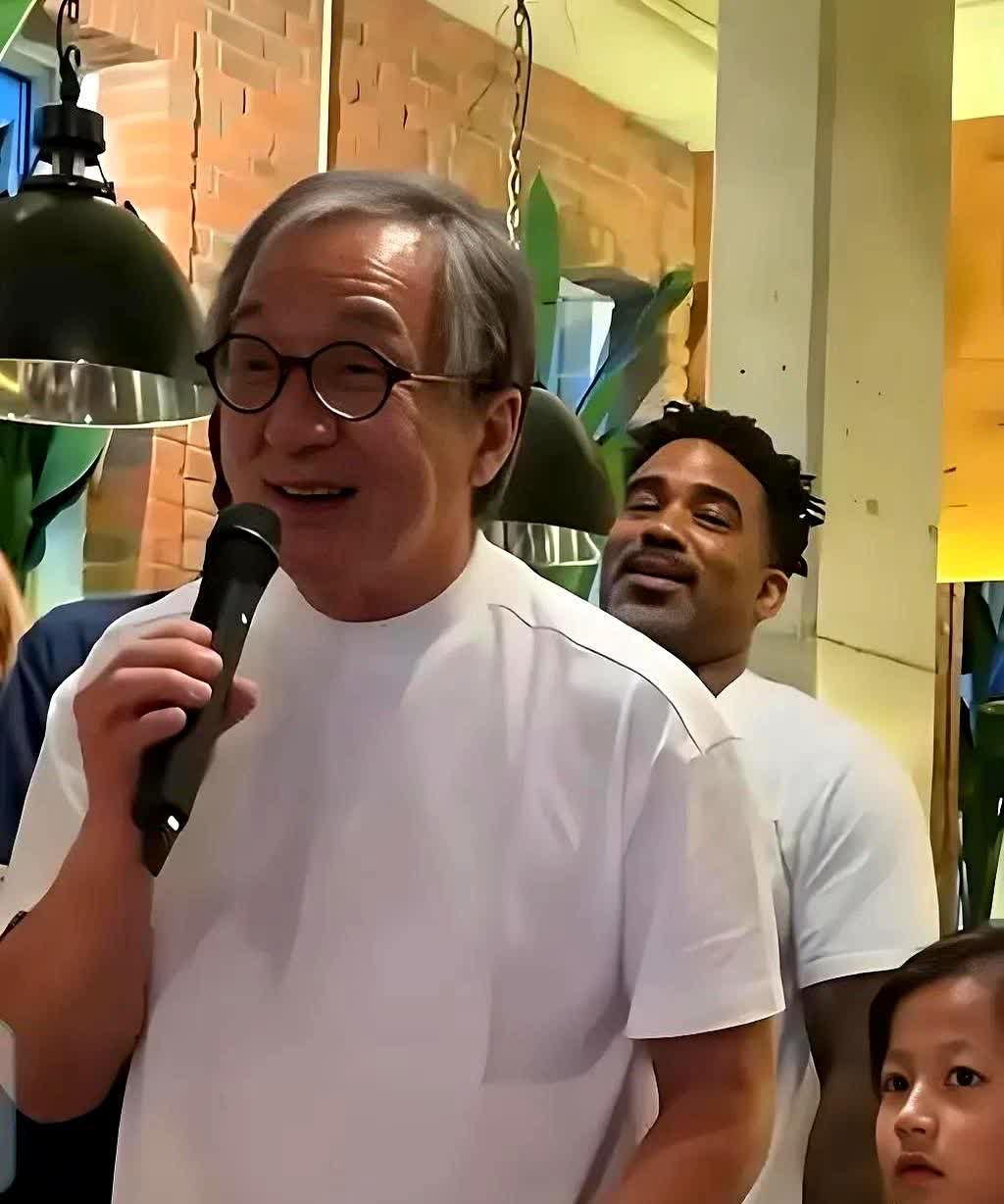 已经71岁的成龙大爷，为什么还要继续拍电影？其实啊有个内幕消息你们可能不