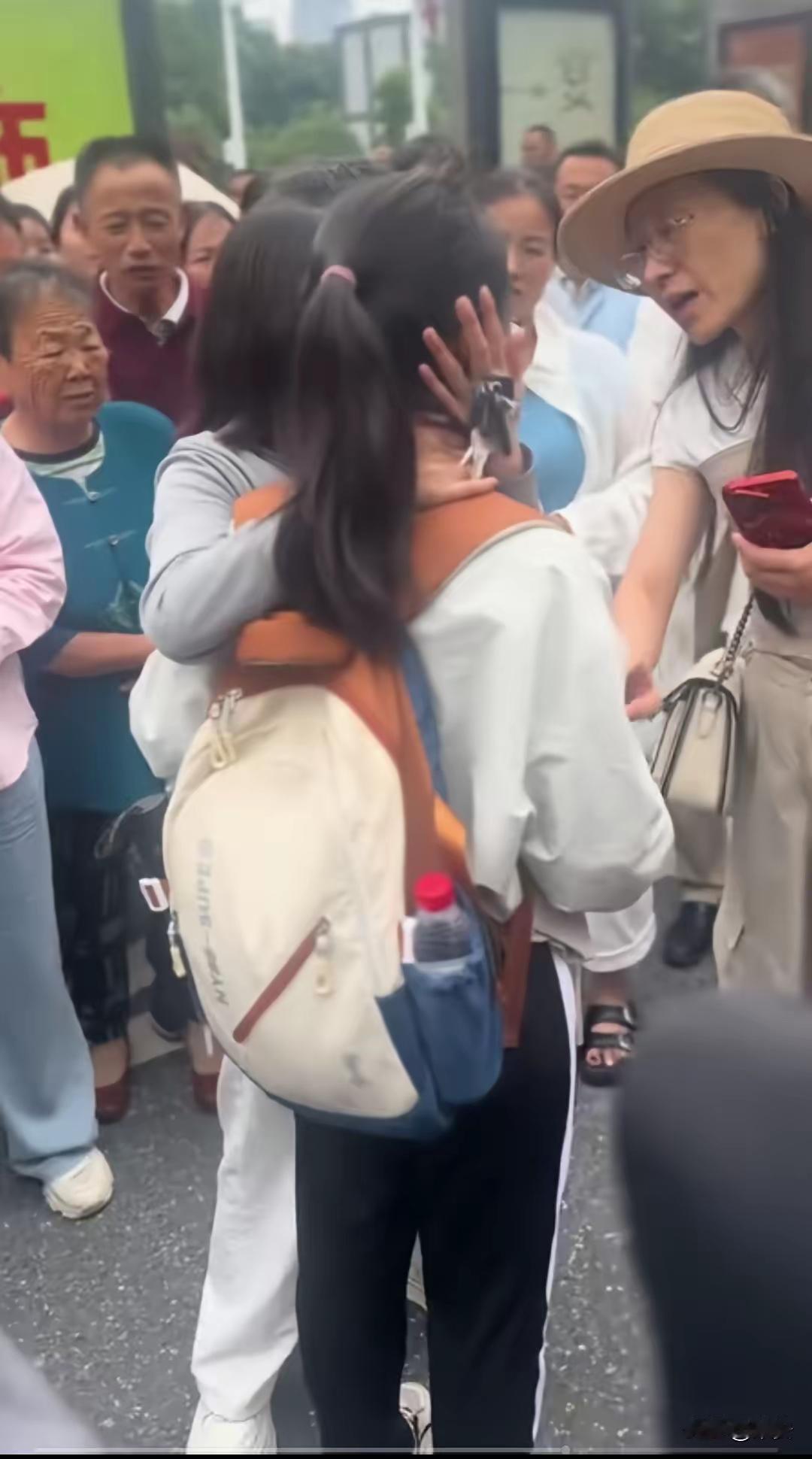 那天早上，女儿跑错考场被拦在门外，急得冲妈妈喊：“你咋不叫我啊！”妈妈也急了：“
