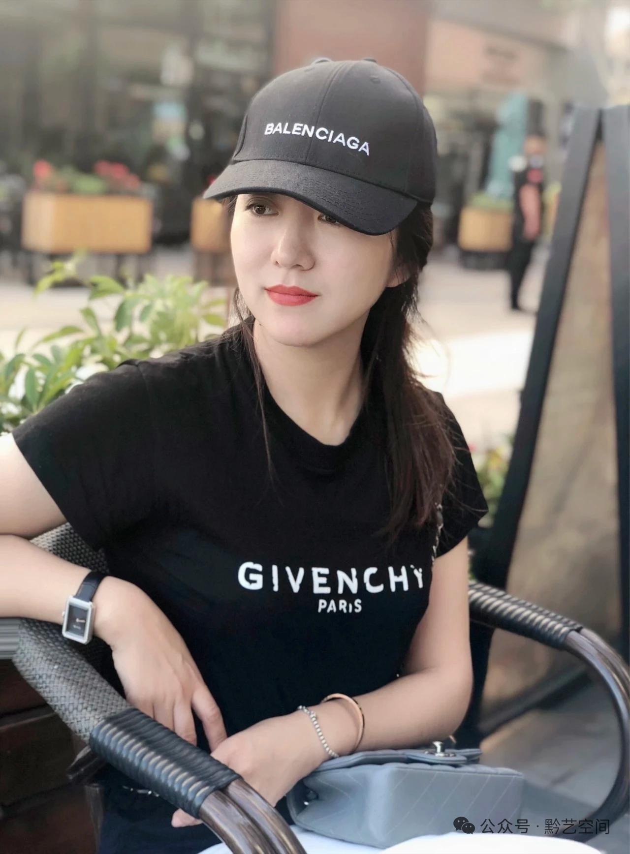 高颜值的80后美女书法家，当选第九届中国书法家协会理事。程俊英书法取法高古，坚持