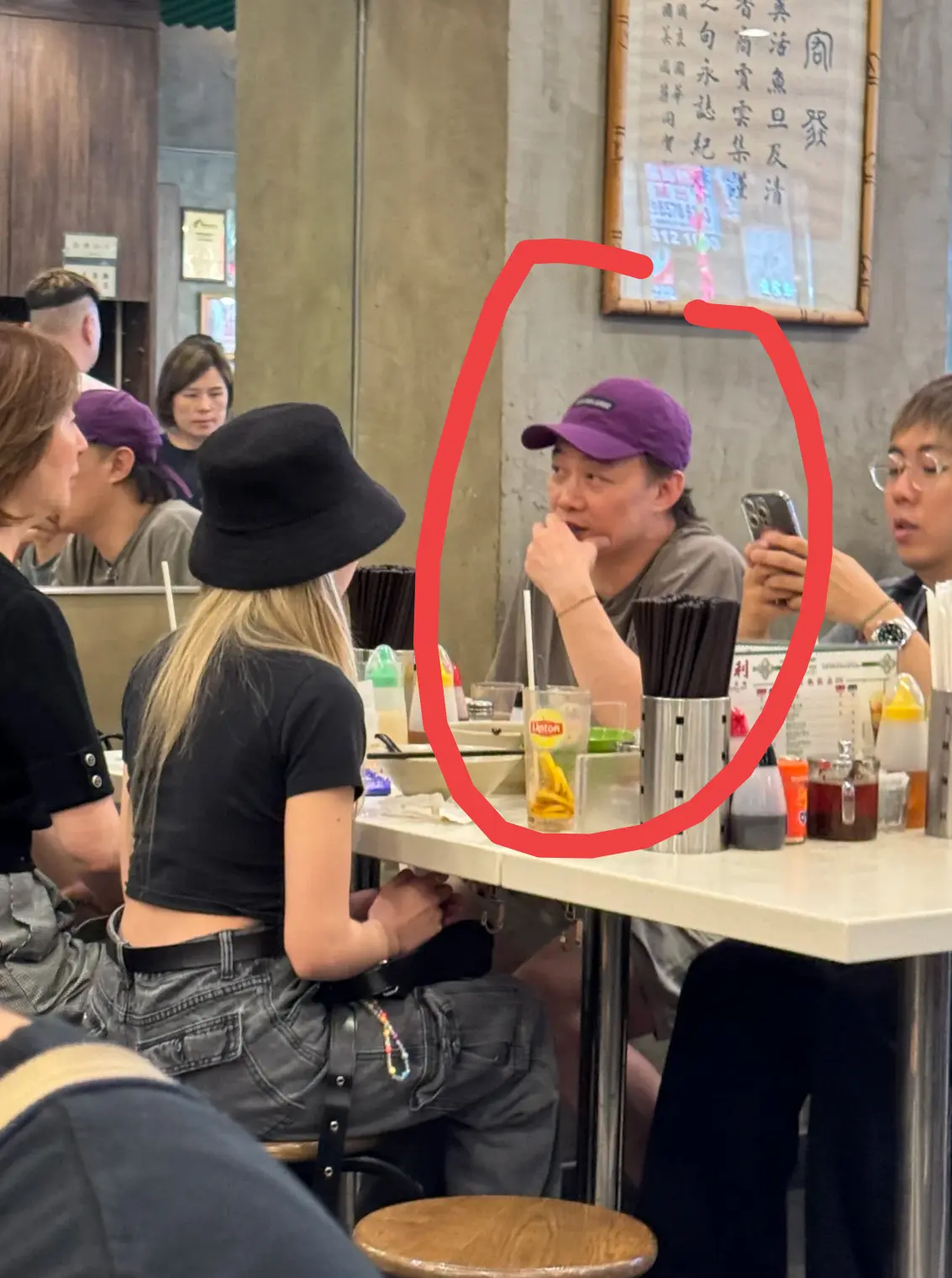 在香港小馆子吃饭遇到明星了，他是谁啊？