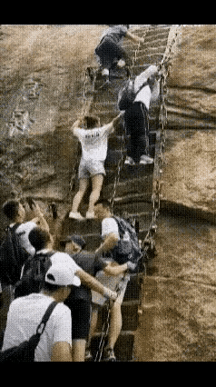 华山的云梯，现在已经封闭不让爬了。[滑稽笑]