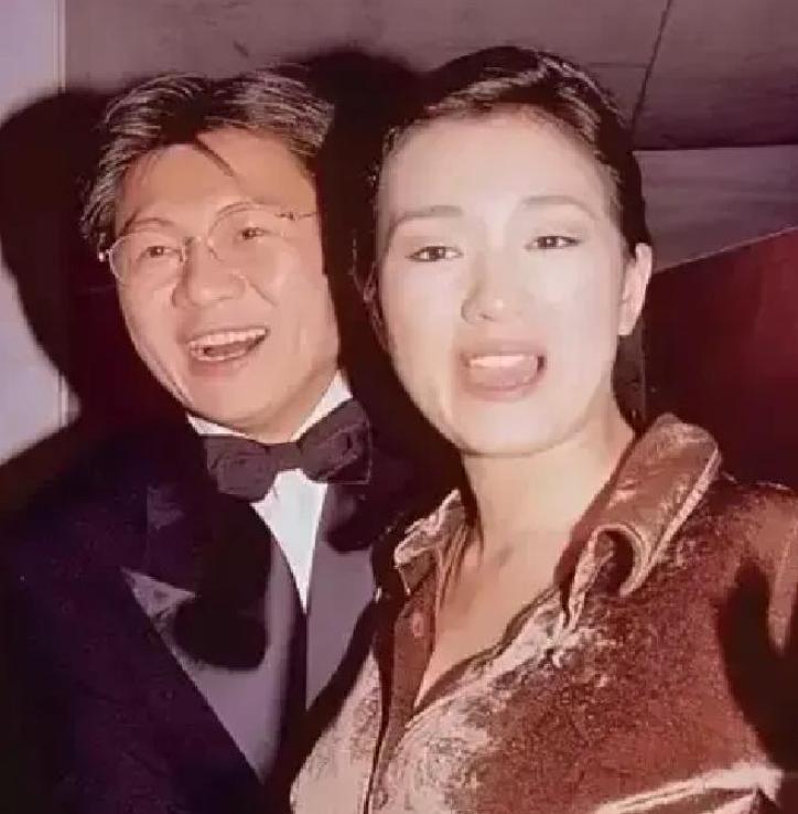 影后巩俐，喝了大半年中药。1996年，她嫁新加坡商人黄和祥，推掉多部片约，听从母