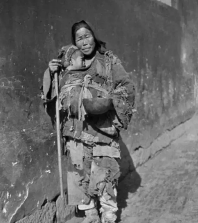 1949年，湖南平江解放后，有个乞丐模样的妇人，却揣着很多黄金来到县委大院，被门