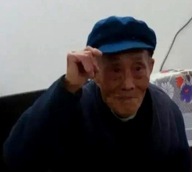 1943年，刘吉祥奉命给前线运送80箱子弹，因仓库漆黑，他错将手榴弹当成子弹，没