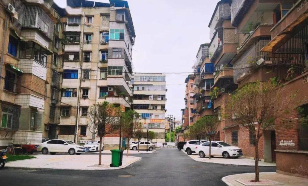 72岁的王大爷是丁克，老伴几年前去世。他名下有两套房子，每月8000多元退休金。